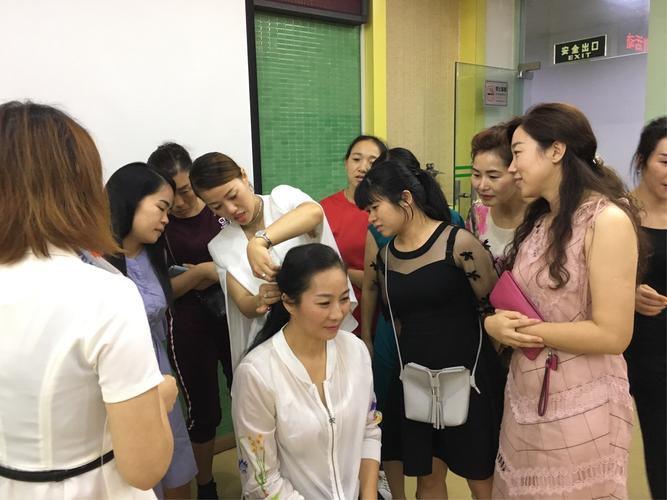 “妆点”美丽人生_坑梓街道坑梓社区这场培训提升女性美容化妆技能(化妝社區女性)