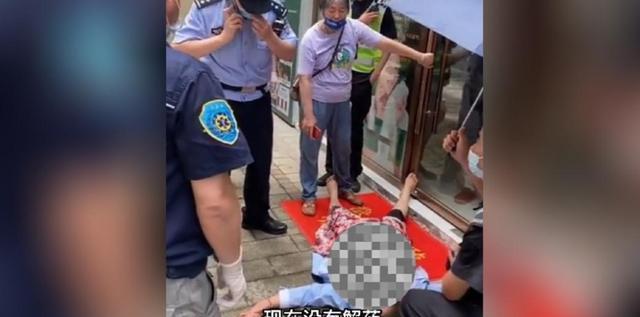 “ 美容院的一个美女员工_被一个顾客进去给迷晕了_...(和尚李女士美容院)