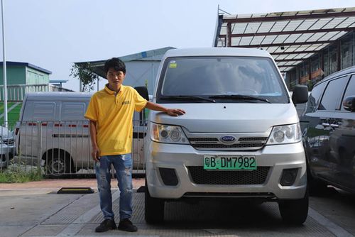 开货车的男人(一臺市區電動車)