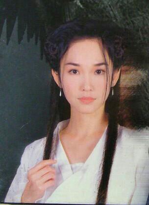 “小龙女”范文芳晒美容院护肤照_皮肤嫩出水_与老公像两代人(小龍女出水美容院)