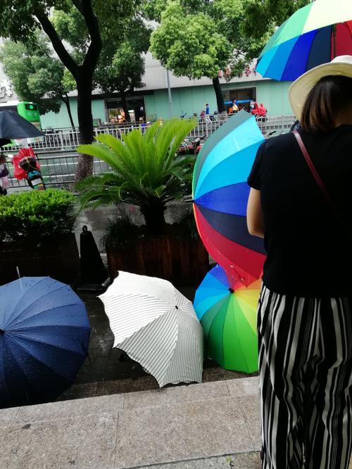 雨天☔️在店里看看外面忙忙碌碌的人来人往 有些美业知心...(消費店裡蜜色)