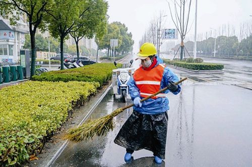 泰安1900余名“城市美容师”坚守岗位冒雨奋战(城市美容師冒雨)