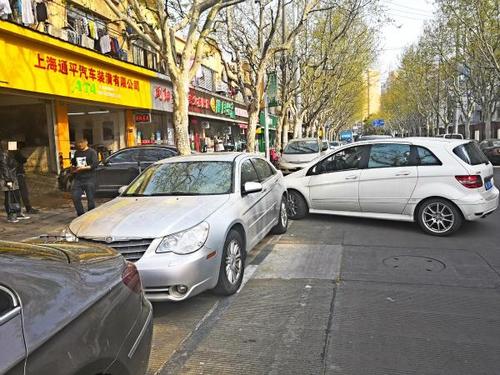 汽修店无资质占道洗车 整改一周后又“不规矩”了(洗車汽修利津)