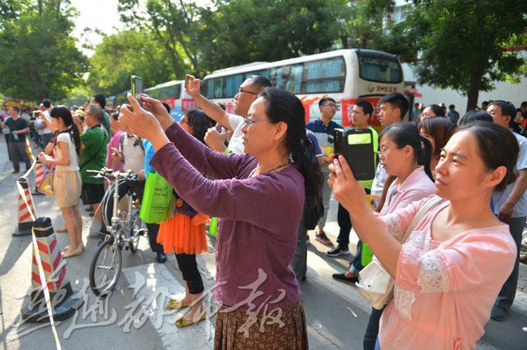 买手机、考驾照、美容、健身 阜新高考落幕学生成消费主力(高考考生考駕照)