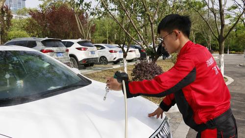 杭州洗车小哥收到工资怒问老天：这雨到底什么时候停？(洗車小哥輛車)