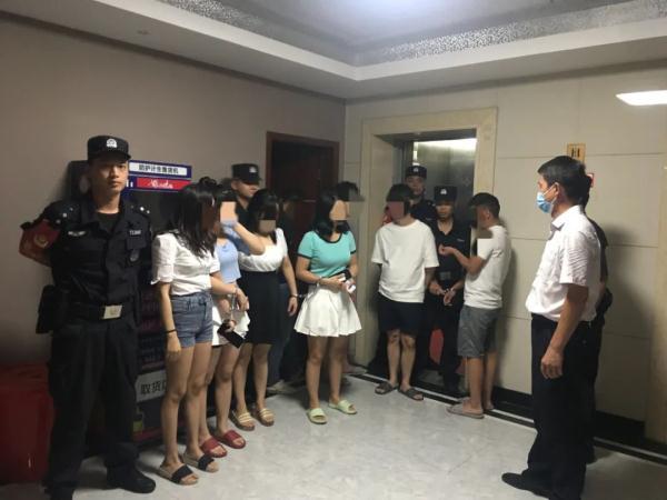 兴化警方突查娱乐场所 现场抓获4对涉黄男女(該市賣淫嫖娼派出所)