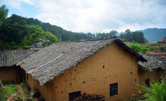 湖北宜昌：传统土墙瓦屋“美容”换装(瓦屋土墻換裝)