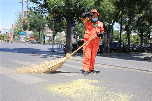 环卫工人顶着烈日工作的8张图_辛苦的城市美容师值得我们尊重(美容師烈日環衛工人)