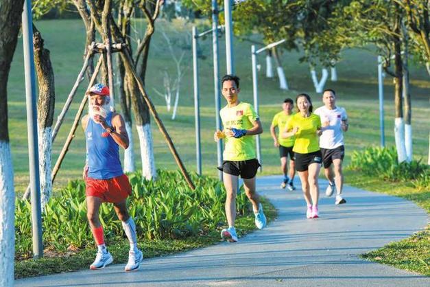 活力夏日_健身场所上演“热辣滚烫”(健身運動市民)