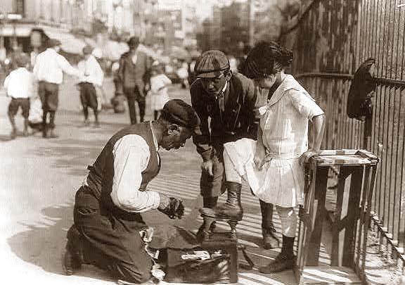 怀旧安康80年代_城门洞子路边的擦鞋匠(洞子城門鞋匠)