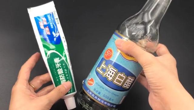 白醋和牙膏加在一起_用途真厉害_我也是刚知道_解决了一个难题(白醋牙膏發現)