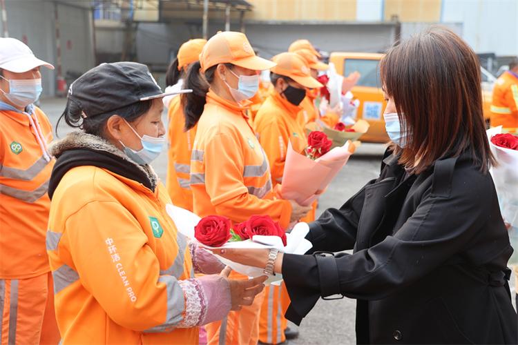 献花！向东台城市美容师们致敬！(美容師獻花致敬)