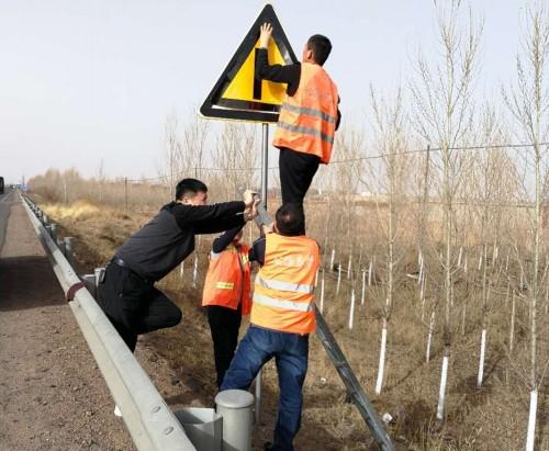 安徽：颍上县公路管理服务中心更换老旧标志标牌 提升服务质量(公路養護標志牌)