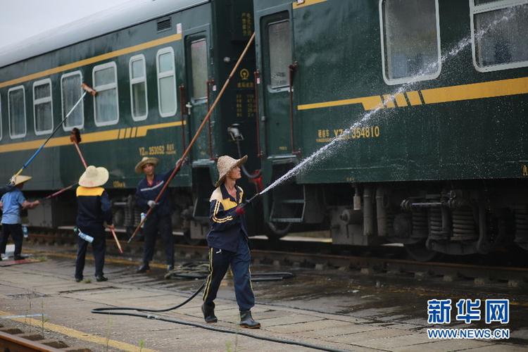 高温下的列车“美容师”：给列车洗澡是体力活+技术活(列車技術活美容師)