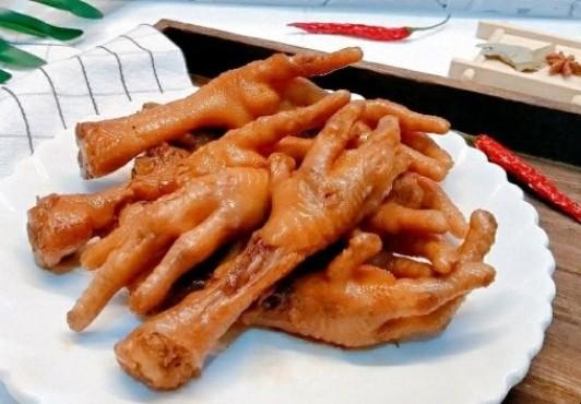 女性经常吃鸡爪能美容？营养师：比起鸡爪_靠谱的是这3种食物(雞爪的是食物)