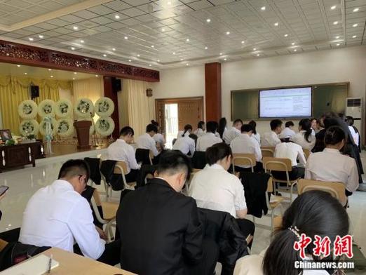 在殡葬专业上课_每天认真学习如何把人送走(專業殯葬把人)