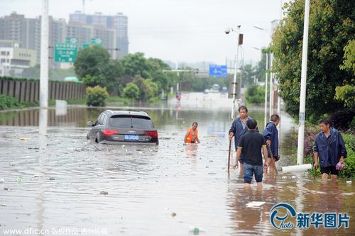 暴雨突袭长沙24小时：有的区出动两千环卫排水清淤_有人称“长沙速度”(積水暴雨木蓮)