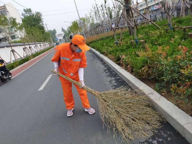 临澧：保洁员化身“公路养护员”(養護臨澧農村公路)