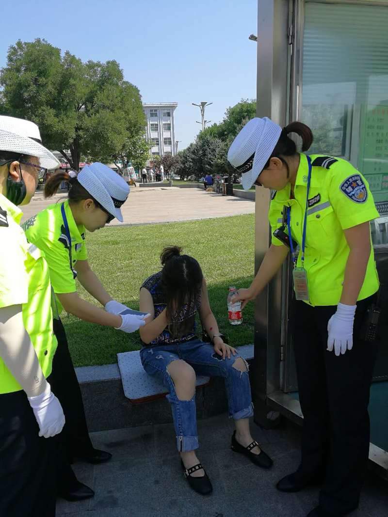 女子街头晕倒脖子卡护栏_广州市民交警合力施救(護欄女子施救)