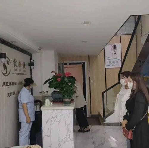 记者跑腿 | 春媛芙美美容美体店忽悠老人消费近35万元！城关区卫健局：涉嫌非法行医(城關萬元老人)