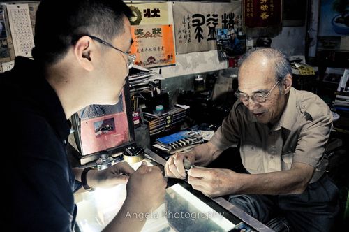 泸州“最后的修笔店”87岁老人修笔73年 盼传技艺(鋼筆老人老伴)