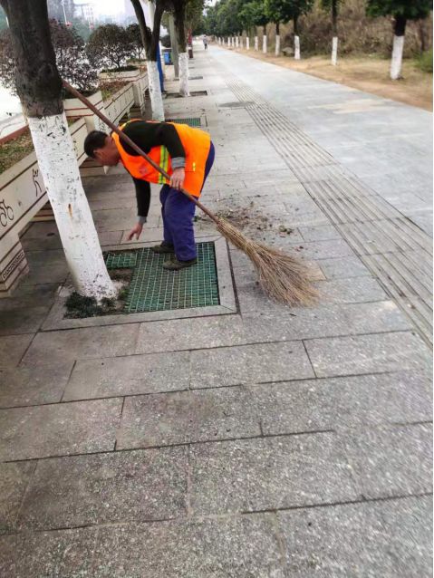 在玉溪｜张树华：坚守平凡岗位 扮靓城市容颜(清掃掃帚工作)