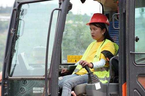 小康中国｜女孩！开上挖掘机_辟出小康路(挖掘機小康新華社記者)