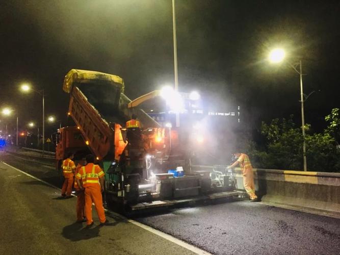 道路“美容师”：从凌晨工作到夜晚 恶劣天气全在岗(馬修道路養護)