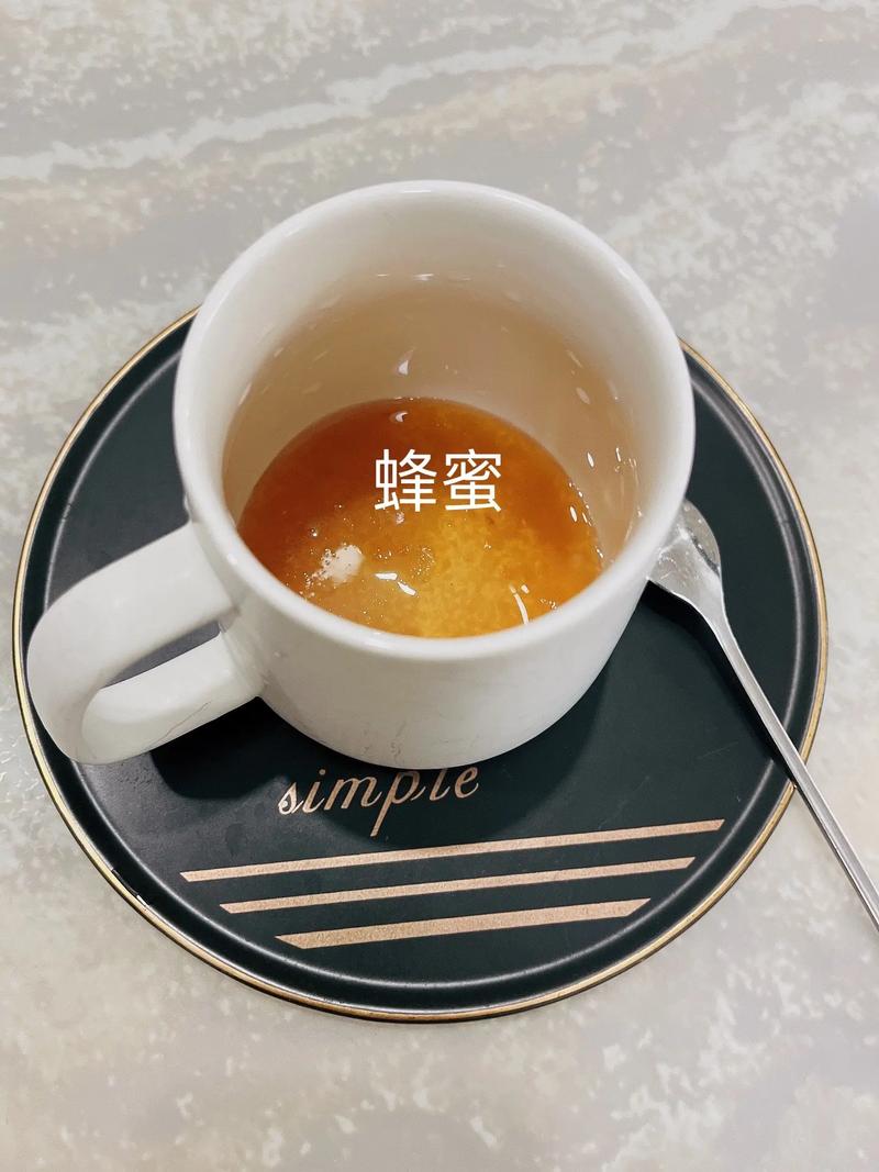 蜂蜜水怎么喝什么时候喝？正确喝蜂蜜水的方法在此(蜂蜜飲用蜂蜜水)