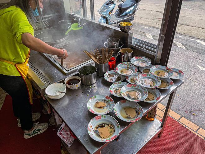 他们家堪称福州拌面界的顶流_每天卖出上百碗拌面扁肉_吸粉无数(賣出連江堪稱)