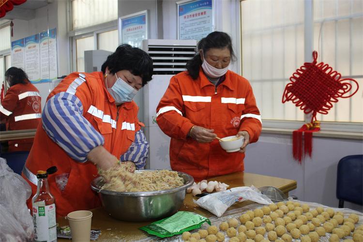 合肥“城市美容师”提前过新年(圓子環衛美容師)