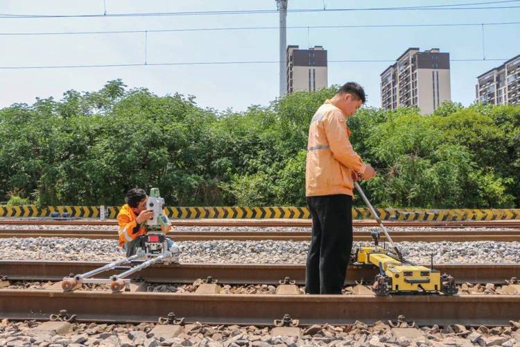 铁轨像绳子一样软_中国基建又现黑科技_如何在运行中保证安全(軌道鋼軌鐵軌)