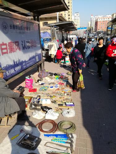 藏在商丘老街的旧货市场_一个可以“交易回忆”的地方(老街藏在舊貨市場)