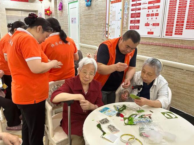 助餐助浴陪护陪诊……套餐服务从几百到几千_上海老人“家床”服务大有市场(照護服務老人)