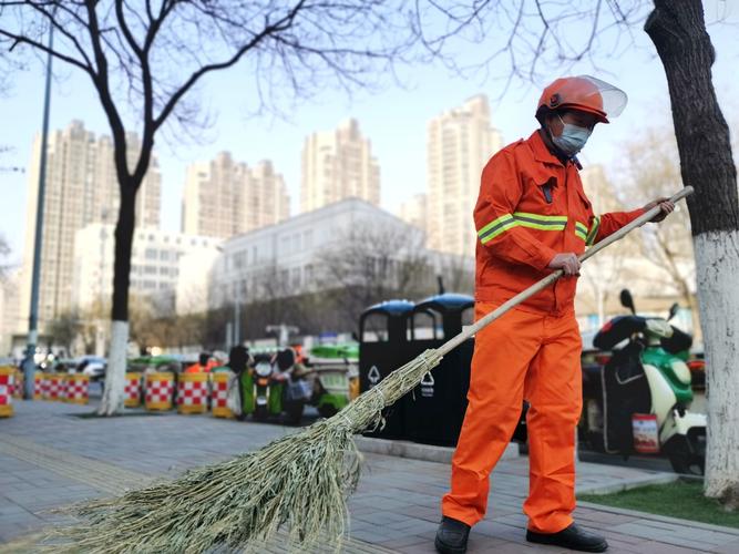 每年春节_这些城市美容师都坚守岗位_努力扮靓城市“颜值”(清掃城市堅守)