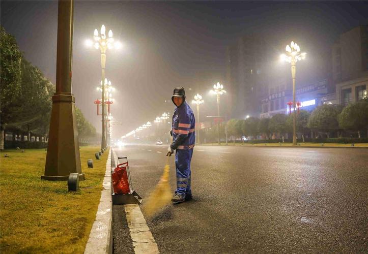 凌晨4点寒风刺骨的街头_这群“城市美容师”在坚守……(美容師刺骨寒風)