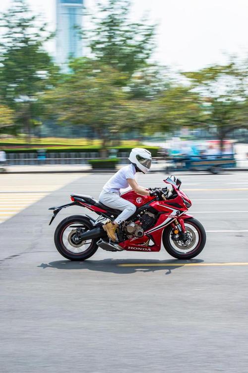 换下高跟鞋穿上马丁靴_摩托车内燃机下的女性面孔(摩托車齊魯馬丁)