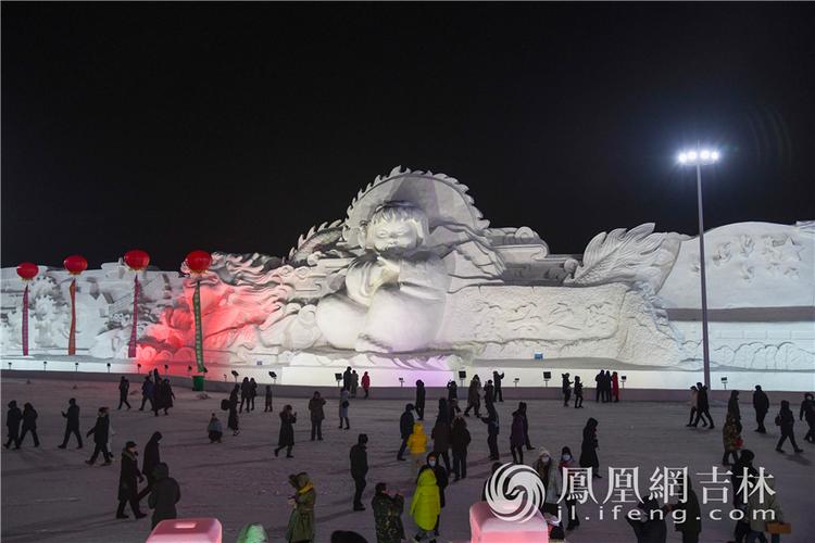 长春冰雪新天地冰雕师：热爱抵过寒冷_有的月薪十万(冰雕新天地冰雪)