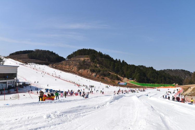 四川广元曾家山滑雪场（望远山）单板赛事中心开板 张阳光子酷炫打卡“雪质好环境美”(滑雪場單板望遠)