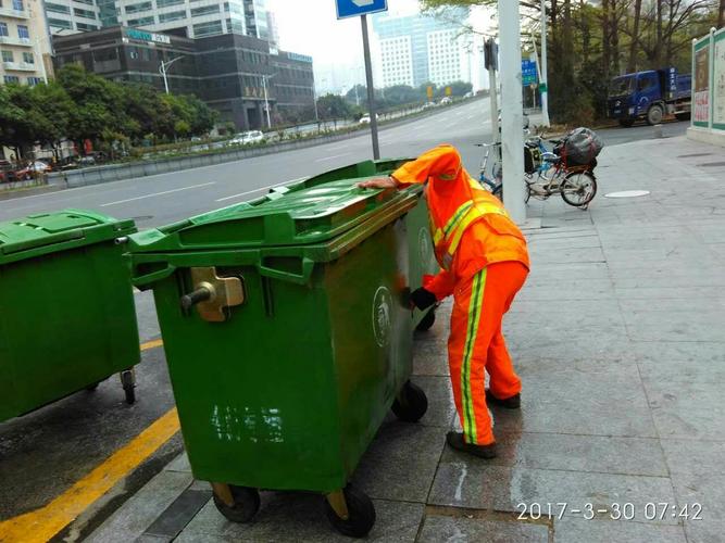 清洗道路清运垃圾背桶消毒“城市美容师”坚守环卫防线(清運醫院雜物)