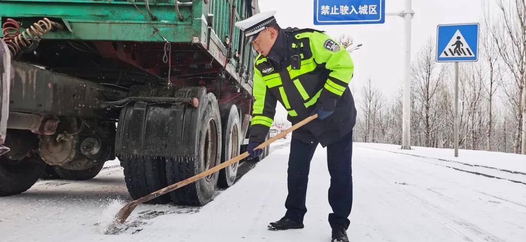 新郑交警：雪天执勤不放松 全力以赴保畅通(雪天執勤交警)