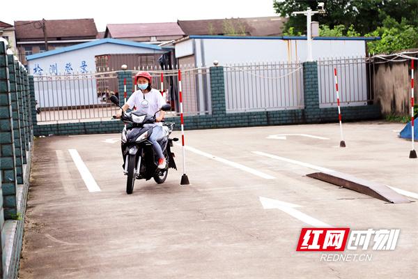 桃源交警：启用弯梁式摩托车“驾考”解决女司机考证难的问题(摩托車桃源考試)