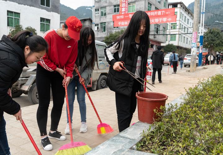 卫辉6000名志愿者为城市洗脸美容(志願者洗臉美容)