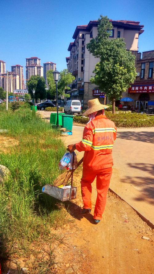 战疫一线环卫工：永不停工的城市美容师(東西湖清運垃圾清運)