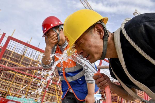 走近吐鲁番烈日下的建筑工人(烈日走近建築工人)