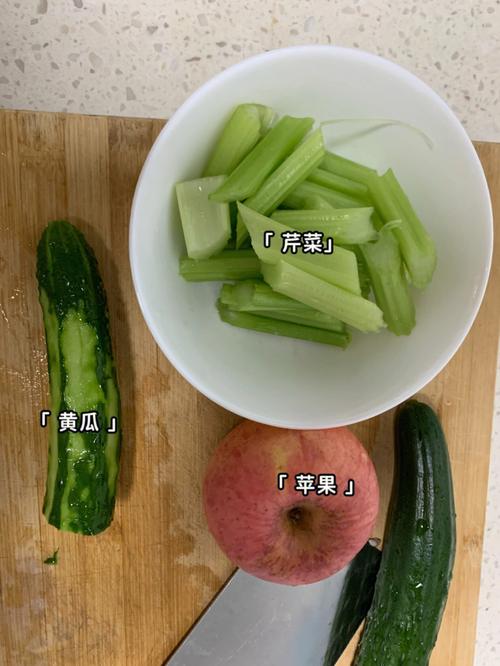 跟着小鱼学做菜 --- 黄瓜芹菜苹果汁_清凉一夏（广州还没入秋）(蘋果汁芹菜黃瓜)