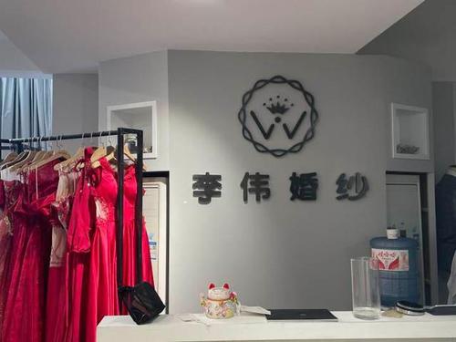 讲妆容、拗造型_单位年会哪家强？探访杭州礼服店：地产、微商、互联网(年會禮服妝容)