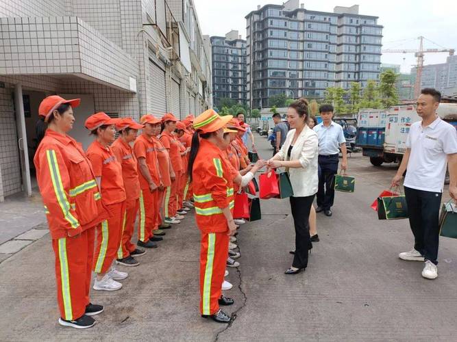 体验环卫工作 培养社会责任感(環衛城區環衛工人)