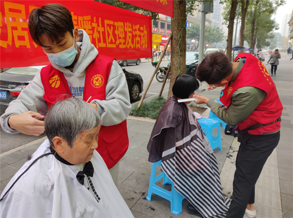 温暖从\"头\"开始！苏州工业园区唯亭街道爱心理发师为抗疫一线人员免费理发(社區理發志願者)