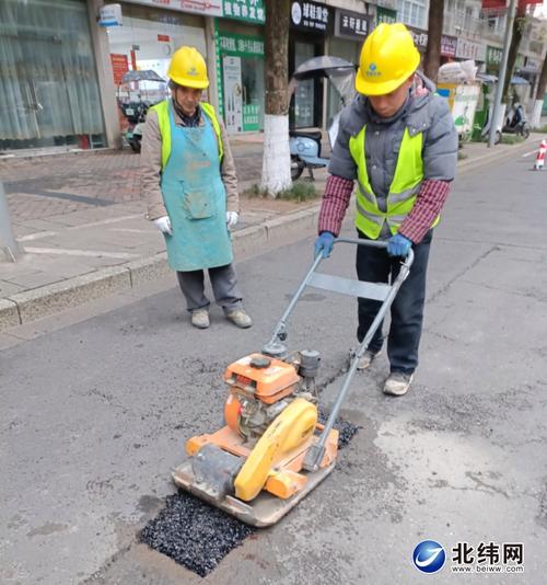 市民出行有保障！恩平修复坑洼路段_助力文明城市创建(坑窪片區出行)